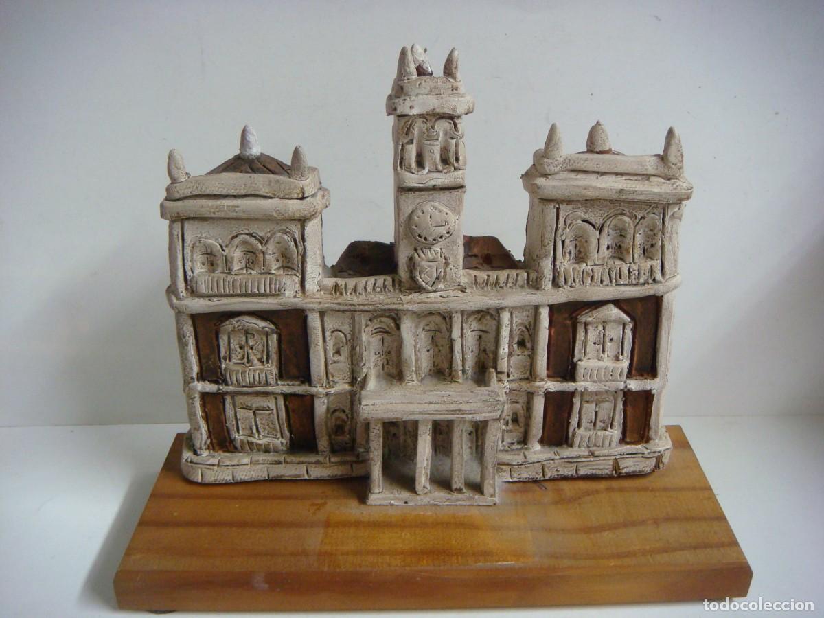 Artesan&iacute;a: FIGURA EN BARRO DE LA FACHADA DEL AYUNTAMIENTO DE VALLADOLID-(&)