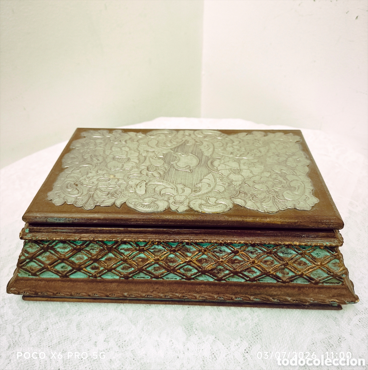 Artesan&iacute;a: Elegante caja de madera con detalles en metal repujado,