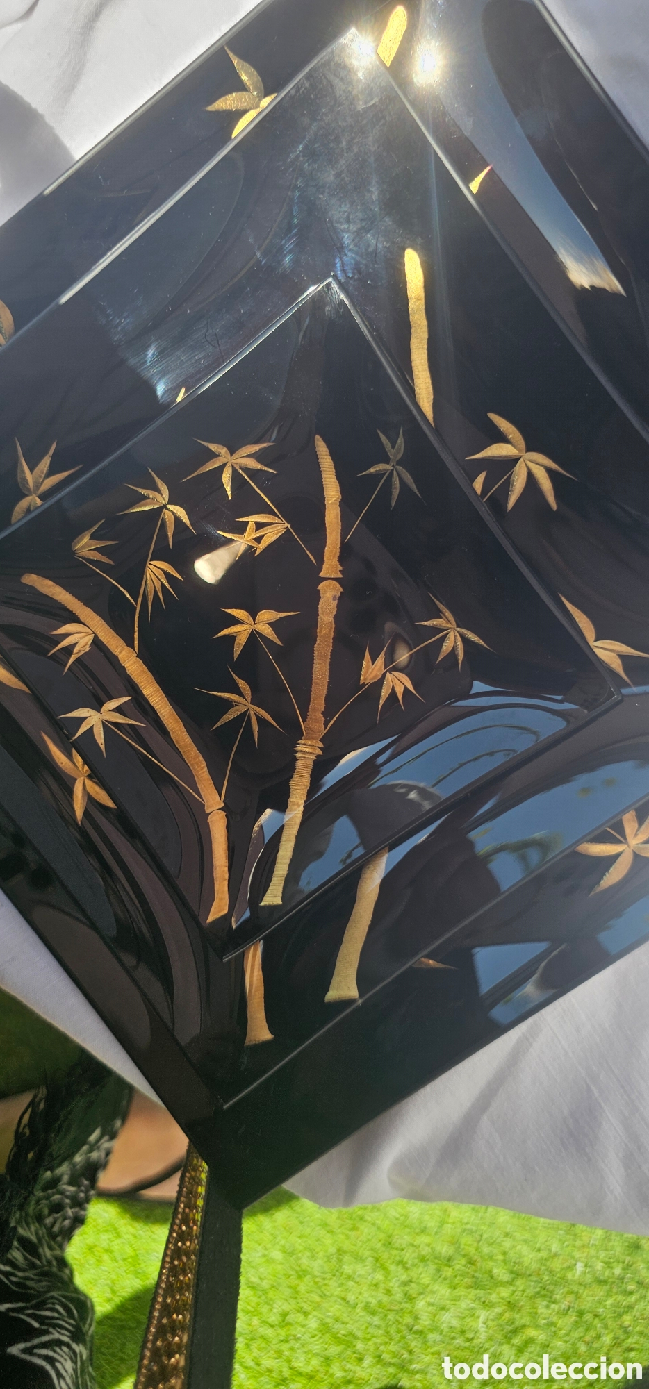 Artesan&iacute;a: Juego de 3 platos cuadrados decorativos negros con dise&ntilde;o de bamb&uacute; dorado &ndash; Sin estrenar