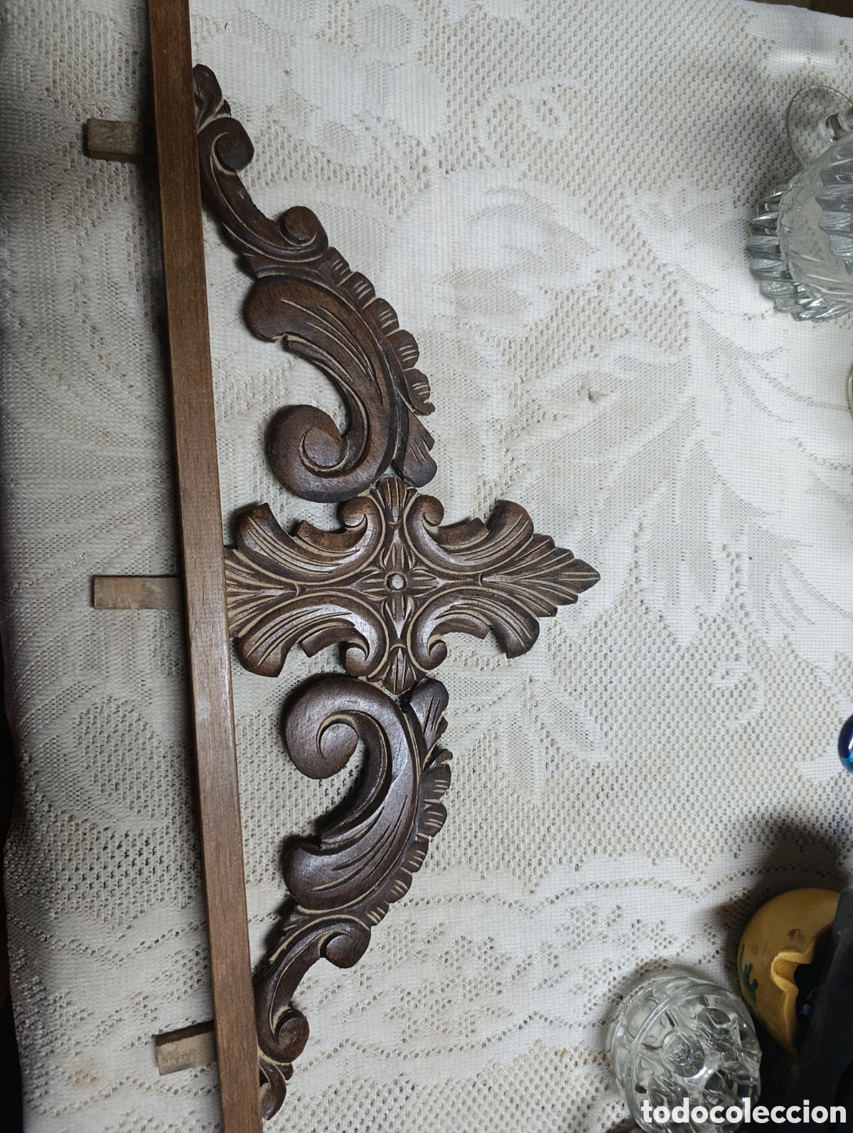 Artesan&iacute;a: Copete de madera con base.