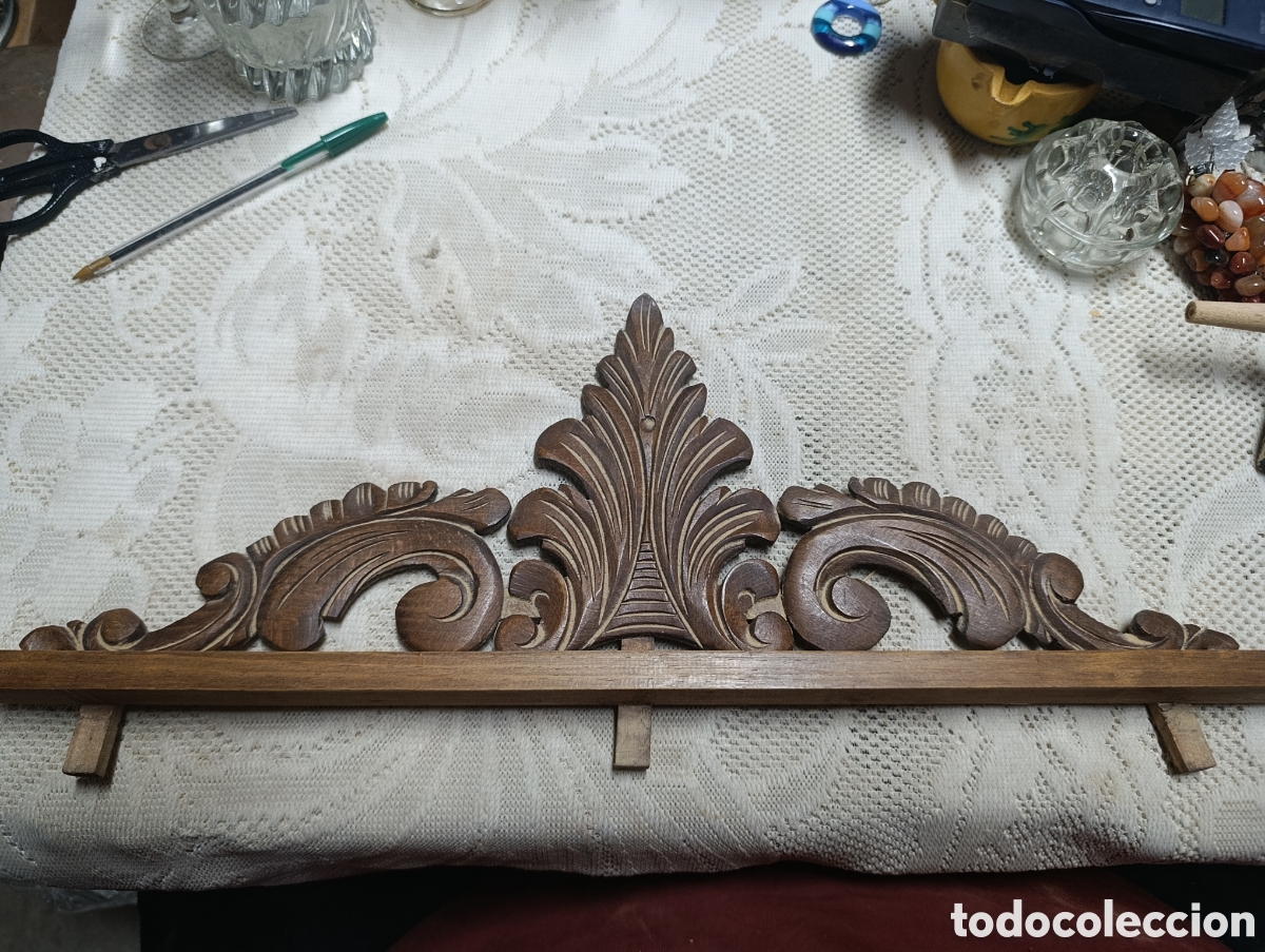 Artesan&iacute;a: Talla de madera con soporte.