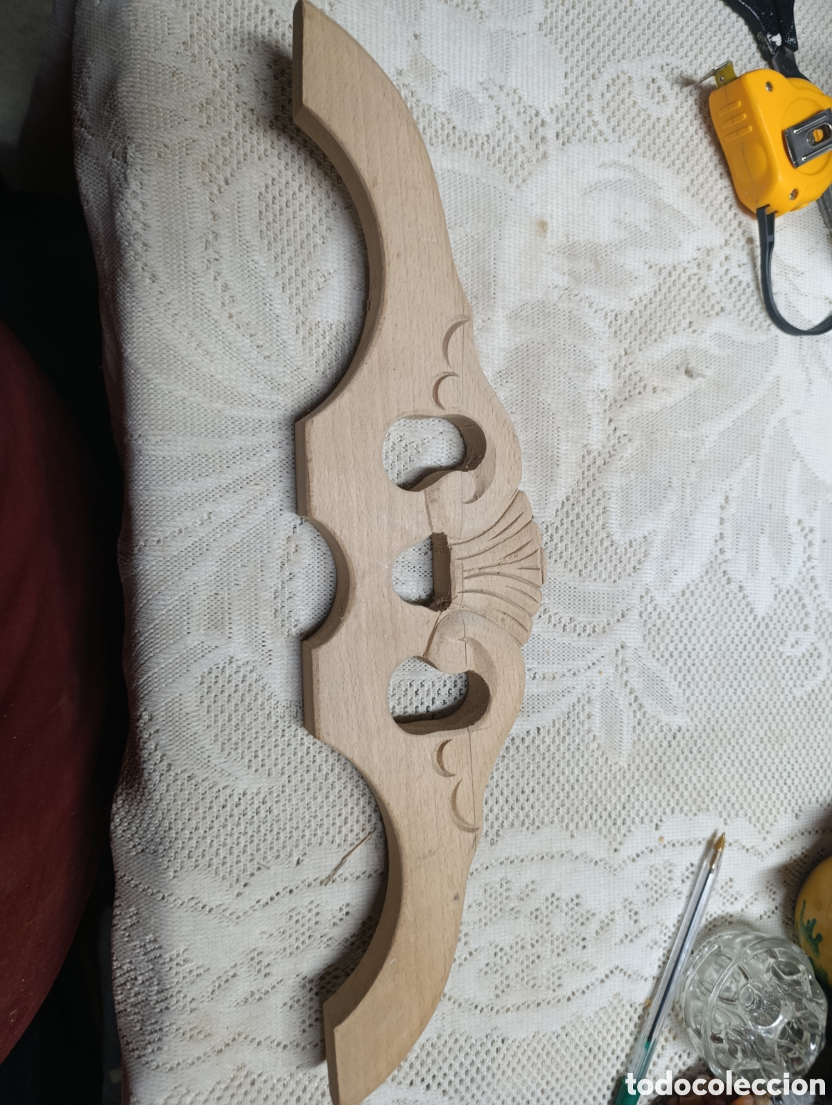 Artesan&iacute;a: copete de madera de haya.