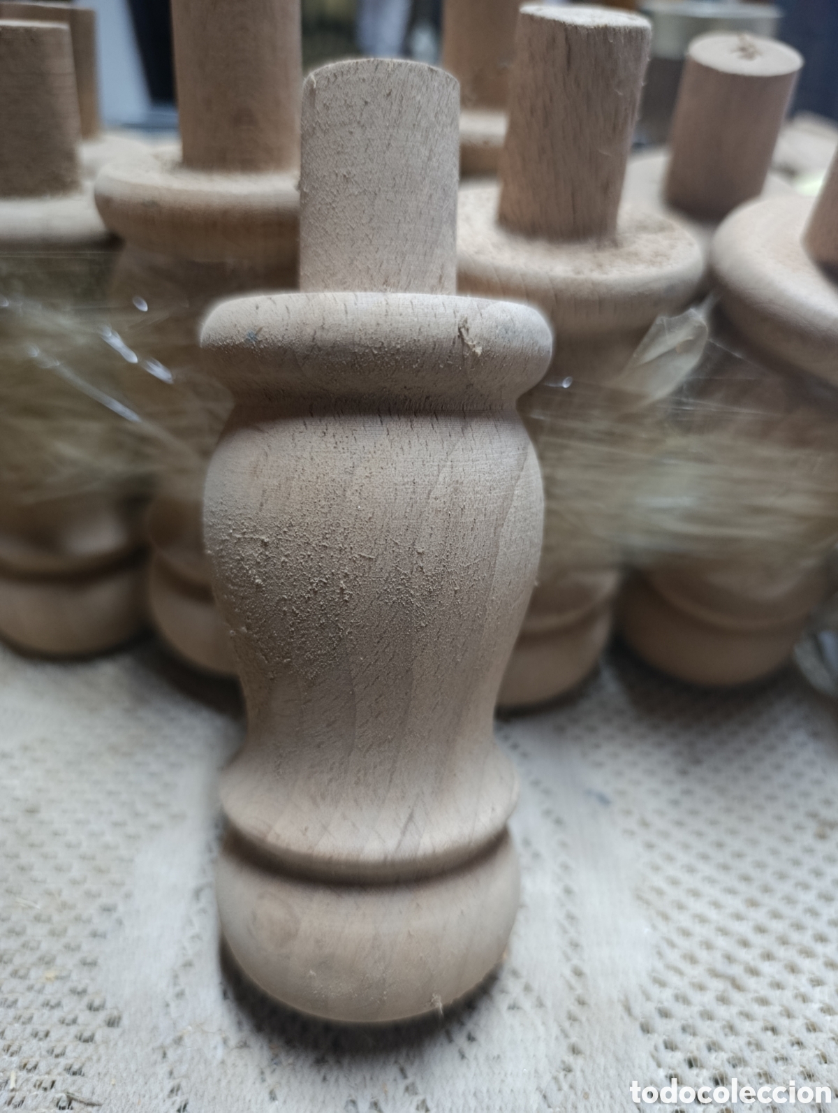 Artesan&iacute;a: Juegos de 4 patas torneadas de madera de haya.