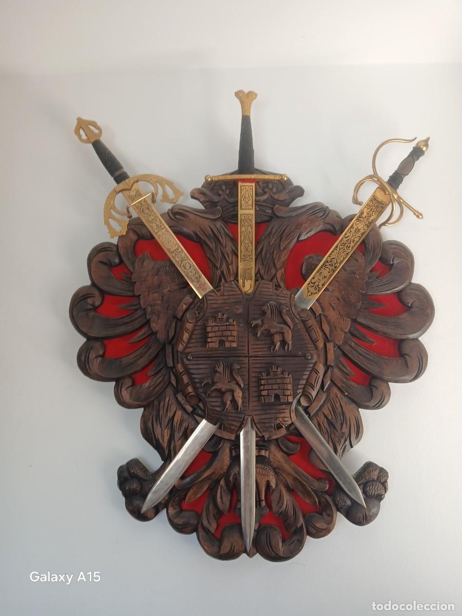 Artesan&iacute;a: escudo toledano con tres espadas de acero toledano