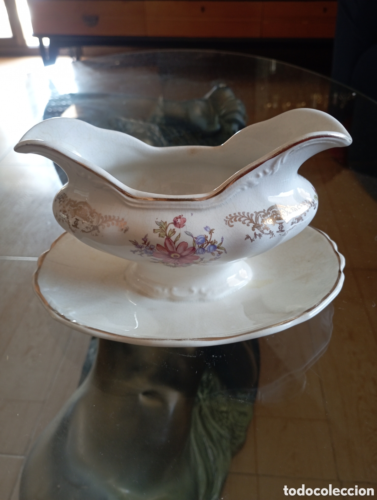Artesan&iacute;a: Salsera San Claudio blanca, flores y borde dorado