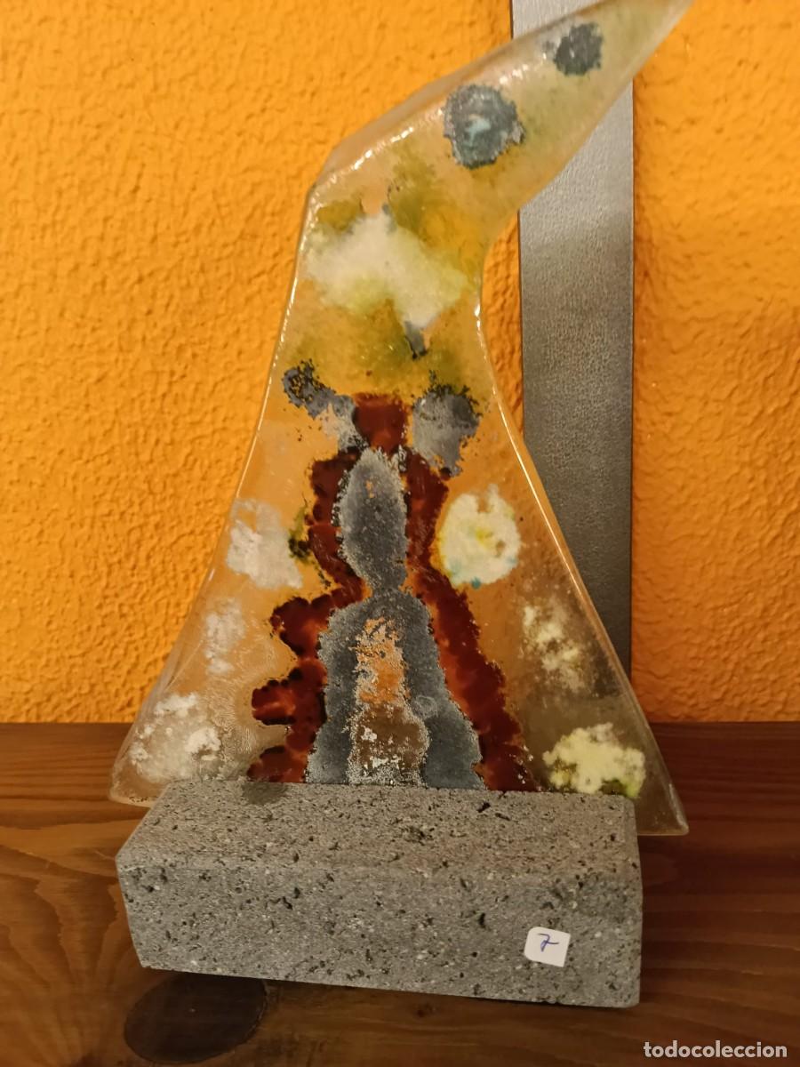 Artesan&iacute;a: Figura art&iacute;stica de vidrio fusionado sobre base de basalto