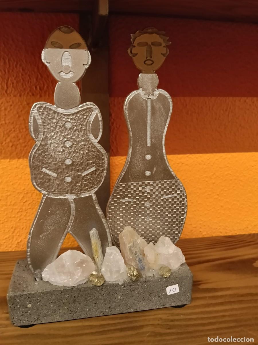 Artesan&iacute;a: Escultura artesanal de pareja en hierro con base de basalto