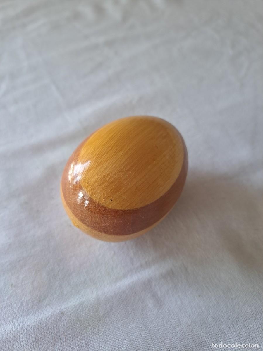 Artesan&iacute;a: Bonito huevo de madera en 2 colores para zurcir calcetines.