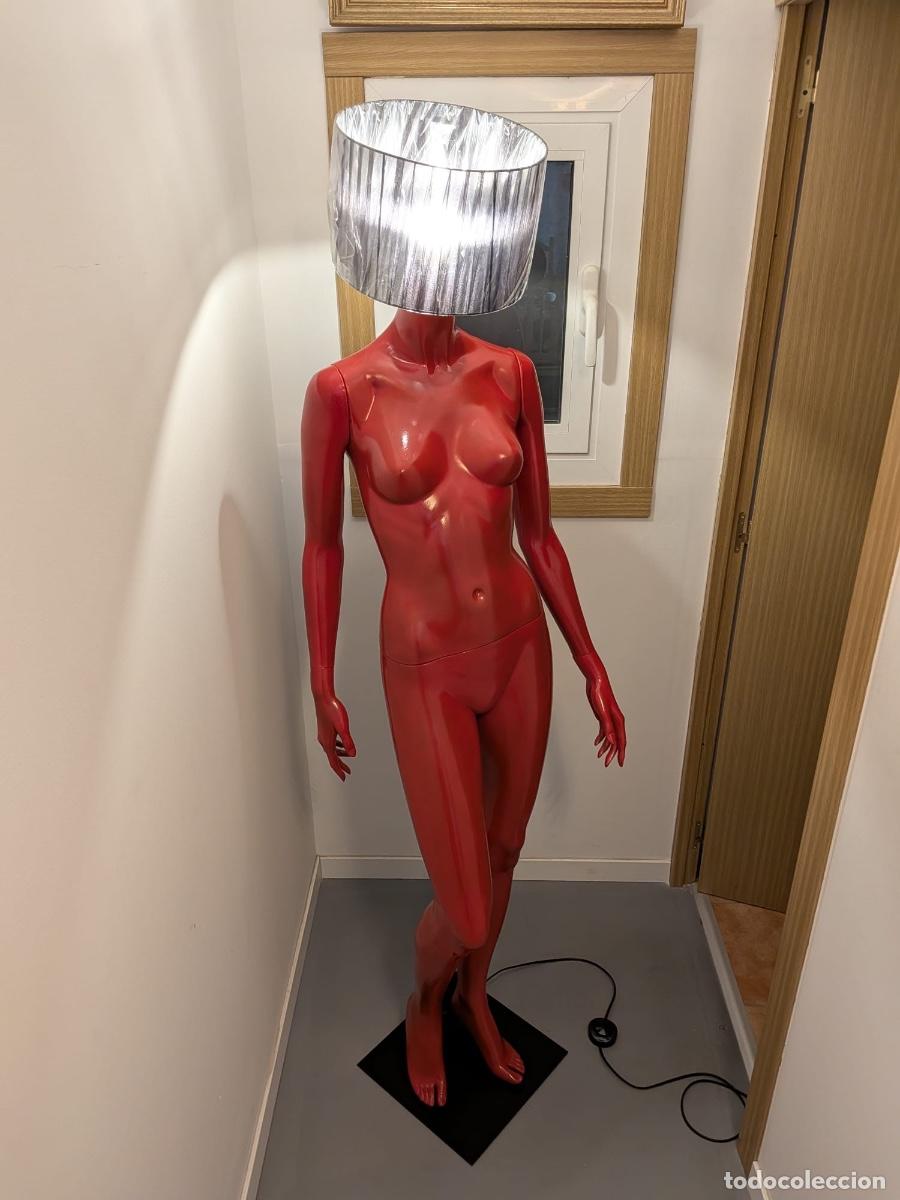 Artesan&iacute;a: L&aacute;mpara de pie artesanal &uacute;nica &ndash; Maniqu&iacute; femenino rojo &ndash; Pieza decorativa exclusiva