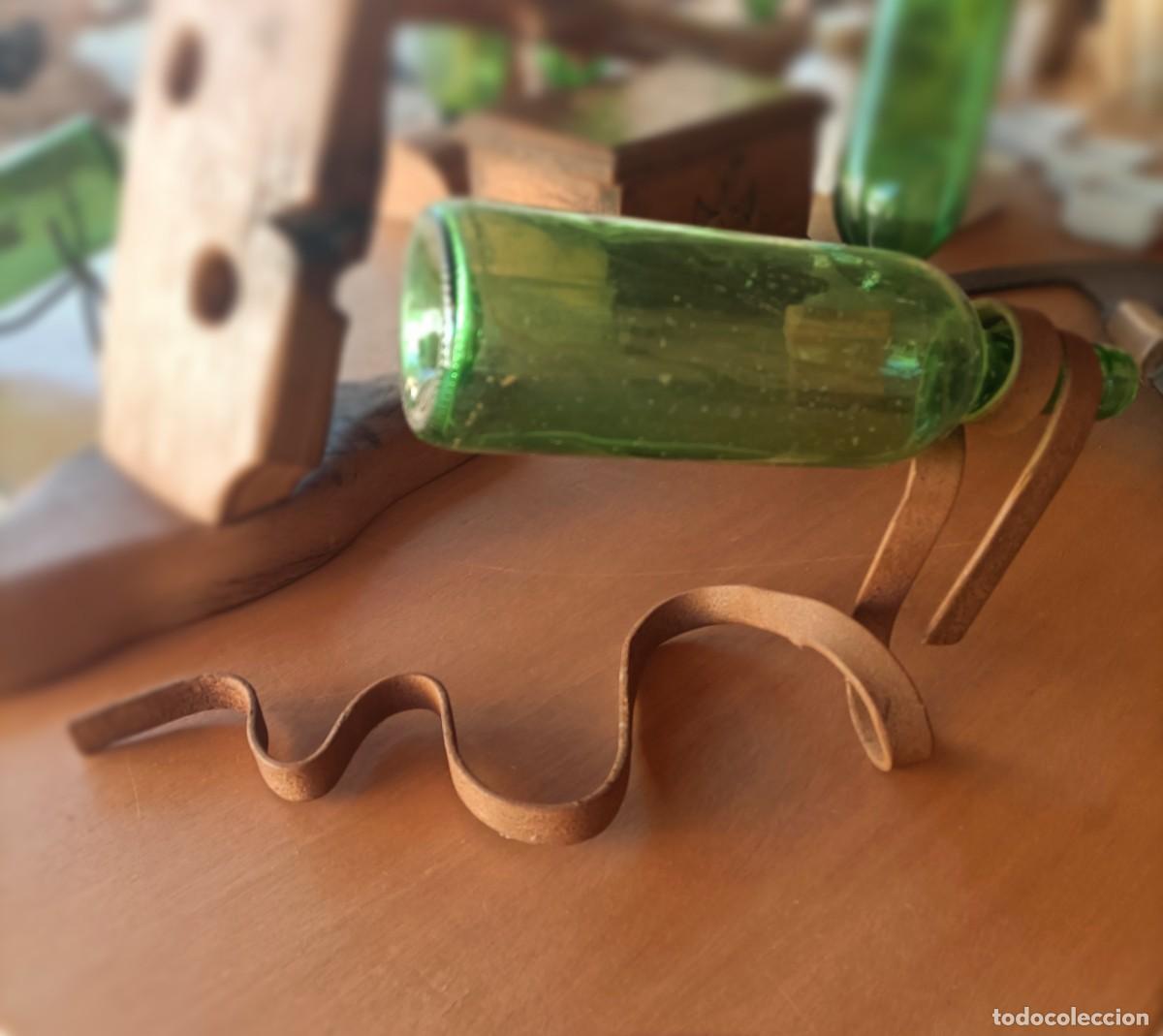 Artesan&iacute;a: Botellero de hierro imitando cinta de cuero