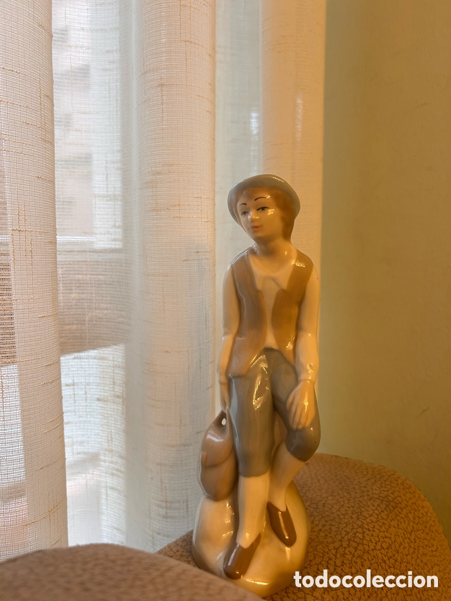 Artesan&iacute;a: Hombre de porcelana sentado