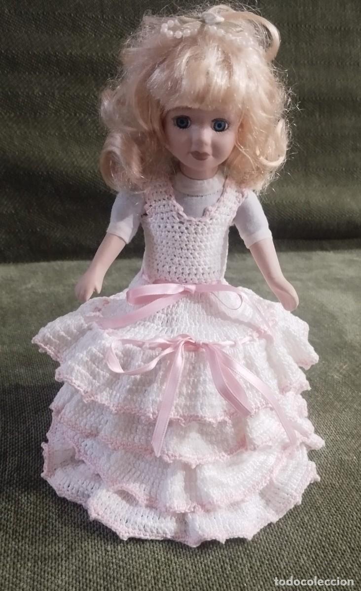 Artesan&iacute;a: Mu&ntilde;eca cubre rollo de papel higi&eacute;nico vintage. Vestido de ganchillo artesanal hecho a mano. C. 1980