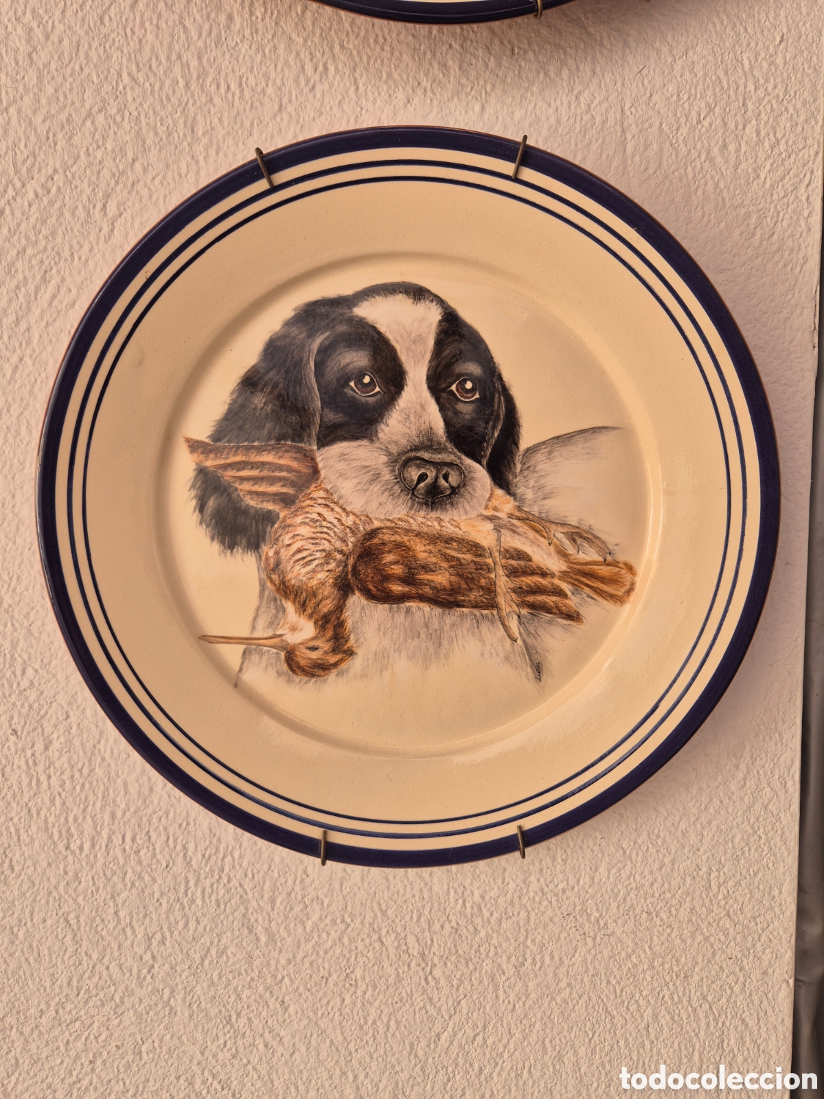 Artesan&iacute;a: Plato cer&aacute;mica con perro de caza