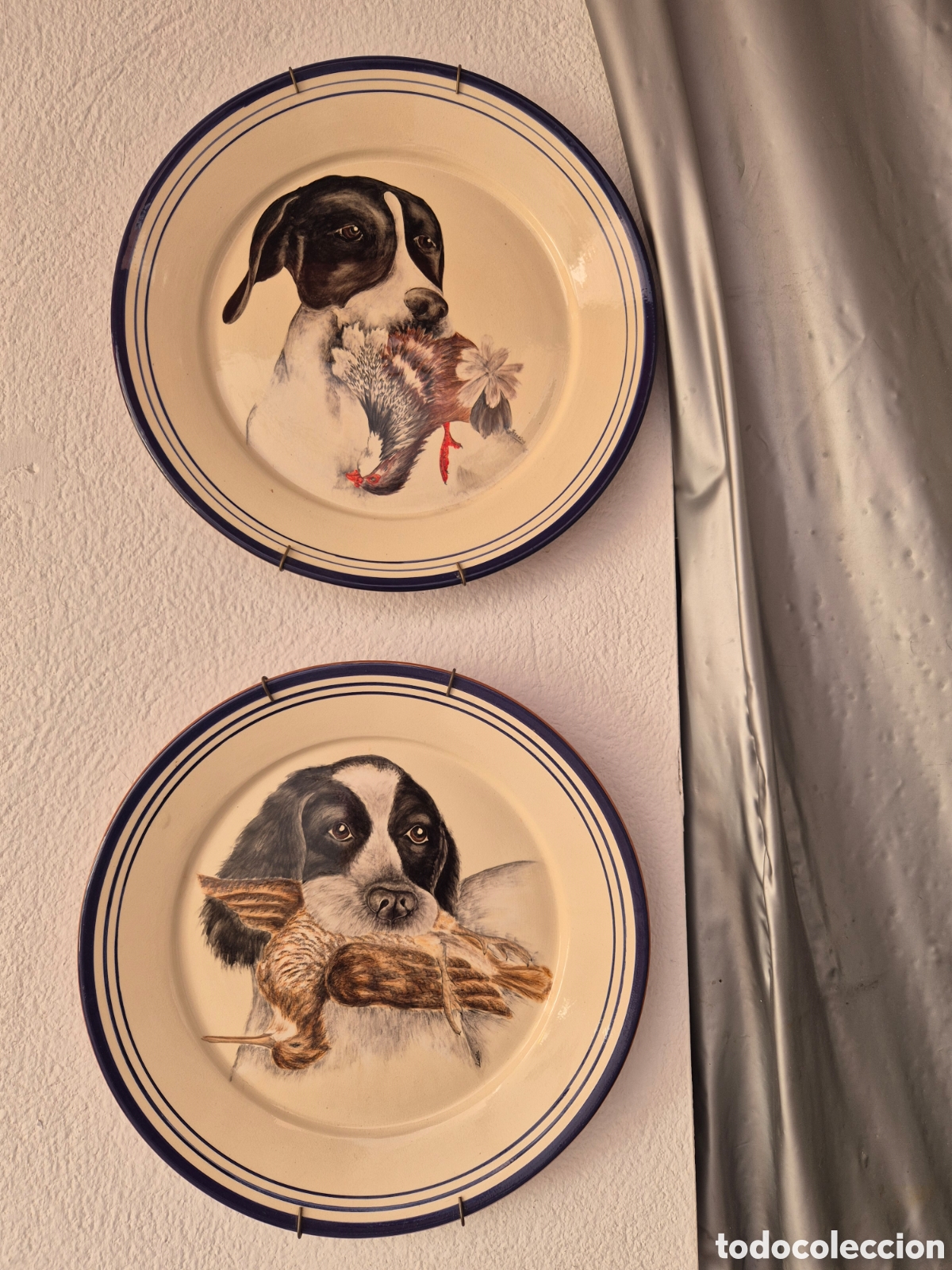 Artesan&iacute;a: 2 platos con perros de caza y aves pintados a mano
