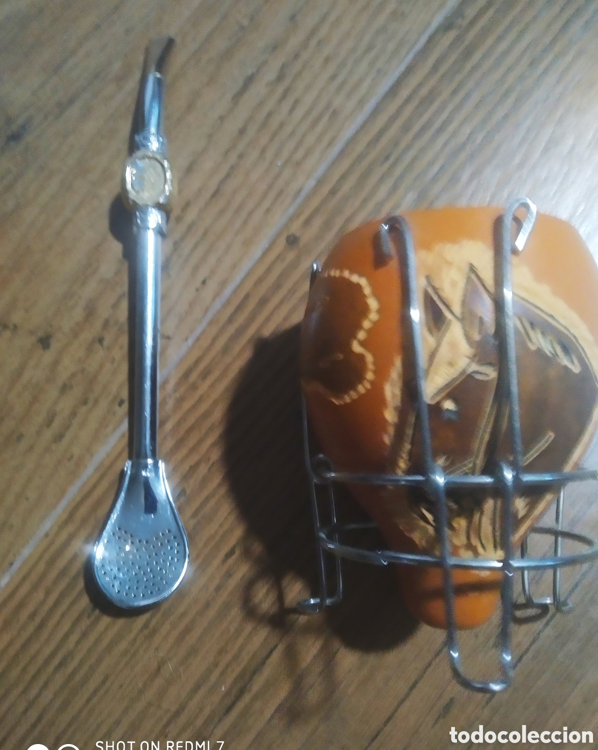 Artesan&iacute;a: Mate con soporte met&aacute;lico y bombilla recuerdo del Uruguay