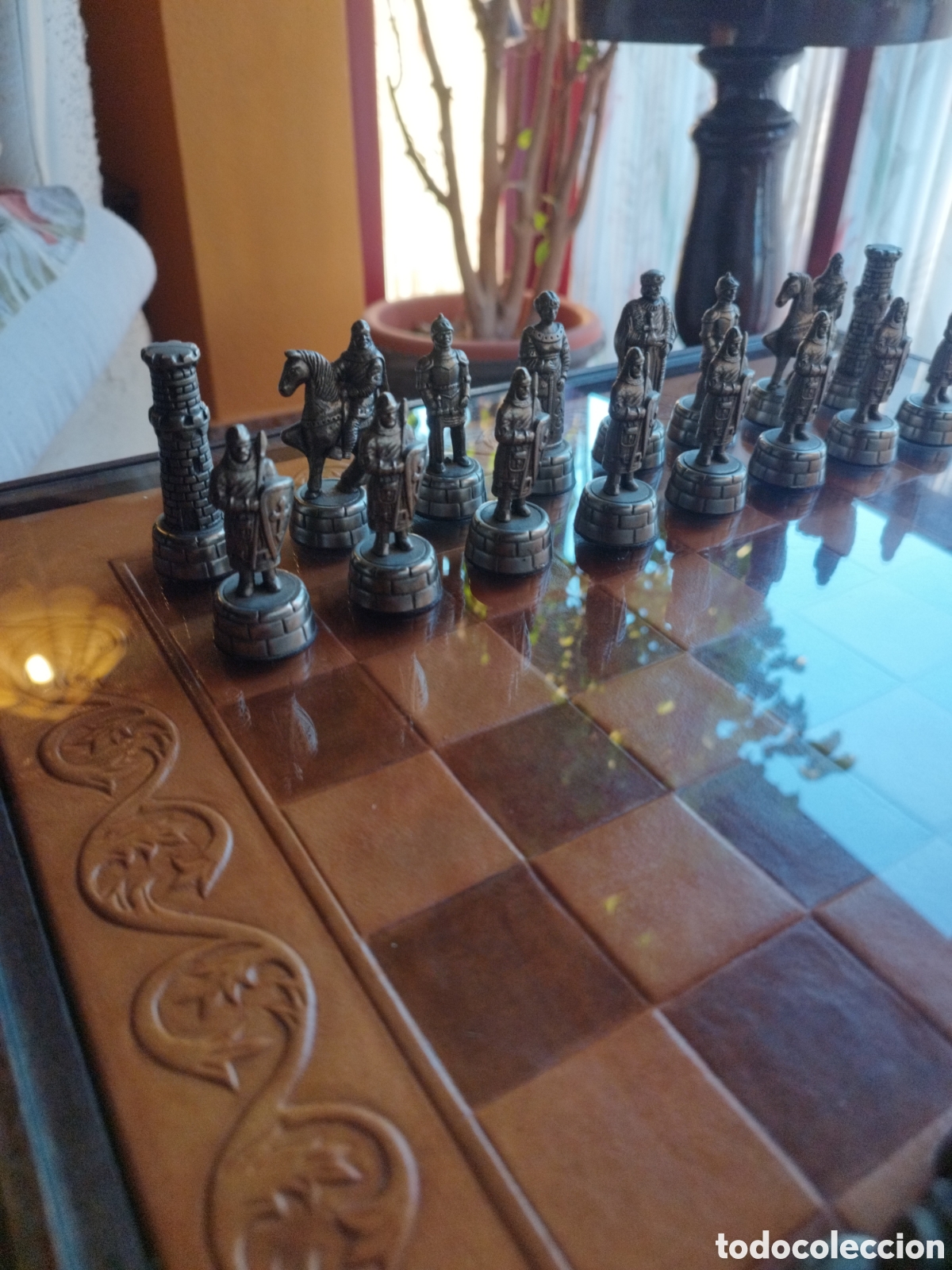 Artesan&iacute;a: AJEDREZ ARTESANAL EN CUERO REPUJADO. PIEZA UNICA DE COLECCI&Oacute;N PARTICULAR. VER