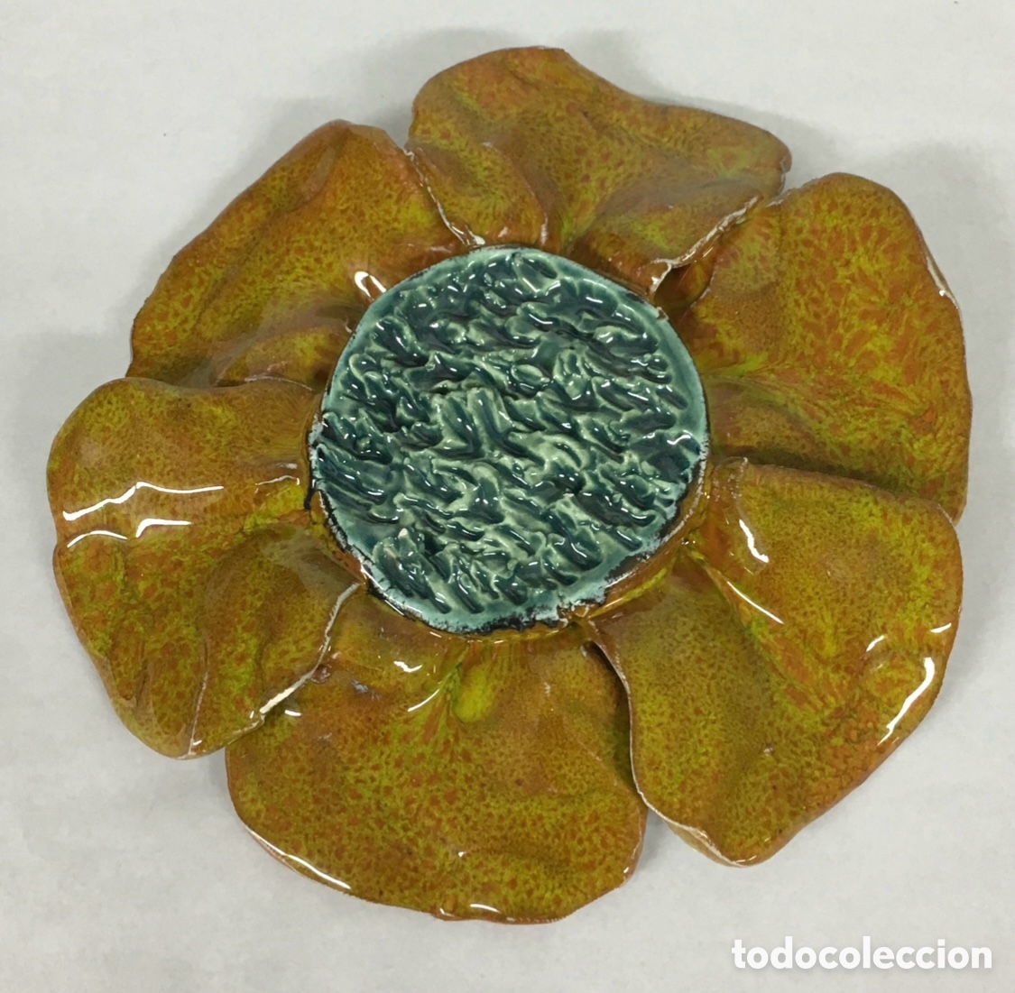 Artesan&iacute;a: Figura para colgar. Flor. Cer&aacute;mica. Artesan&iacute;a de Oporto. Portugal.
