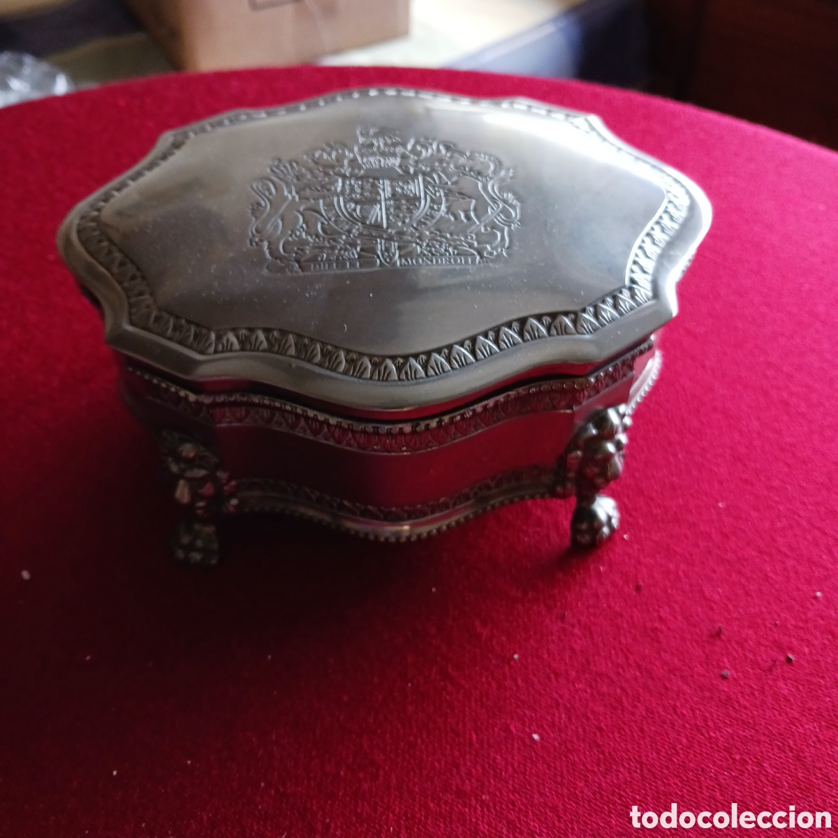 Artesan&iacute;a: Joyero metalico con gran escudo