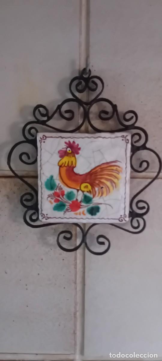 Artesan&iacute;a: Azulejo gallo,con soporte de hierro para colgar