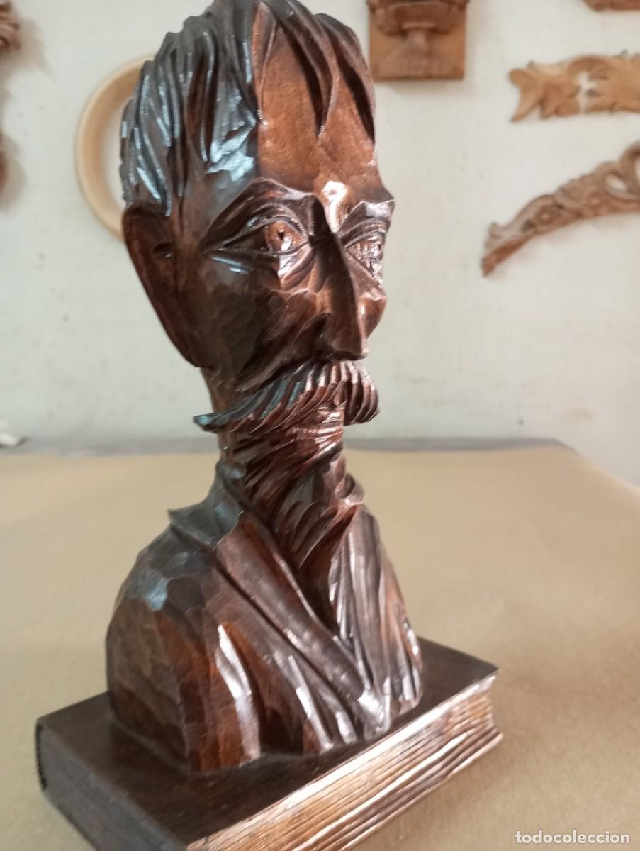Artesan&iacute;a: Busto de Cervantes tallado en madera.