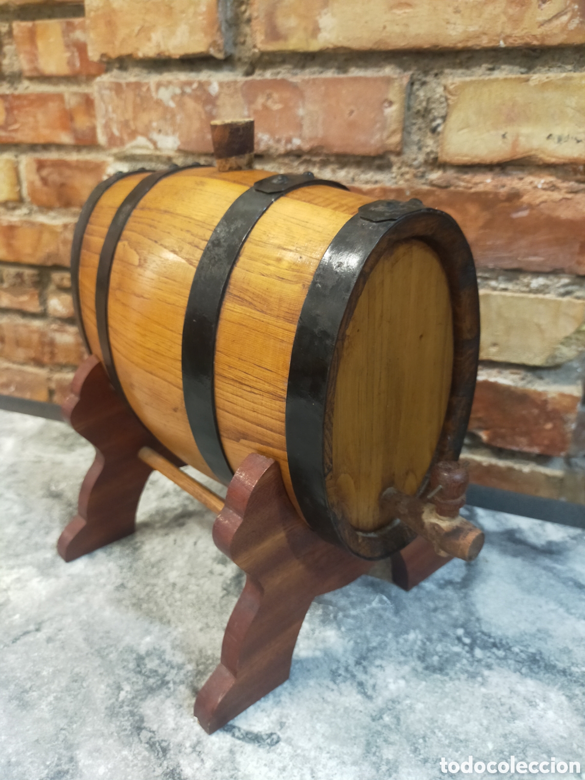 Artesan&iacute;a: Barril de madera con peana y grifo
