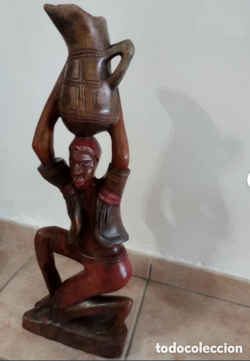 Artesan&iacute;a: Figura de hombre con jarr&oacute;n de madera tallada.