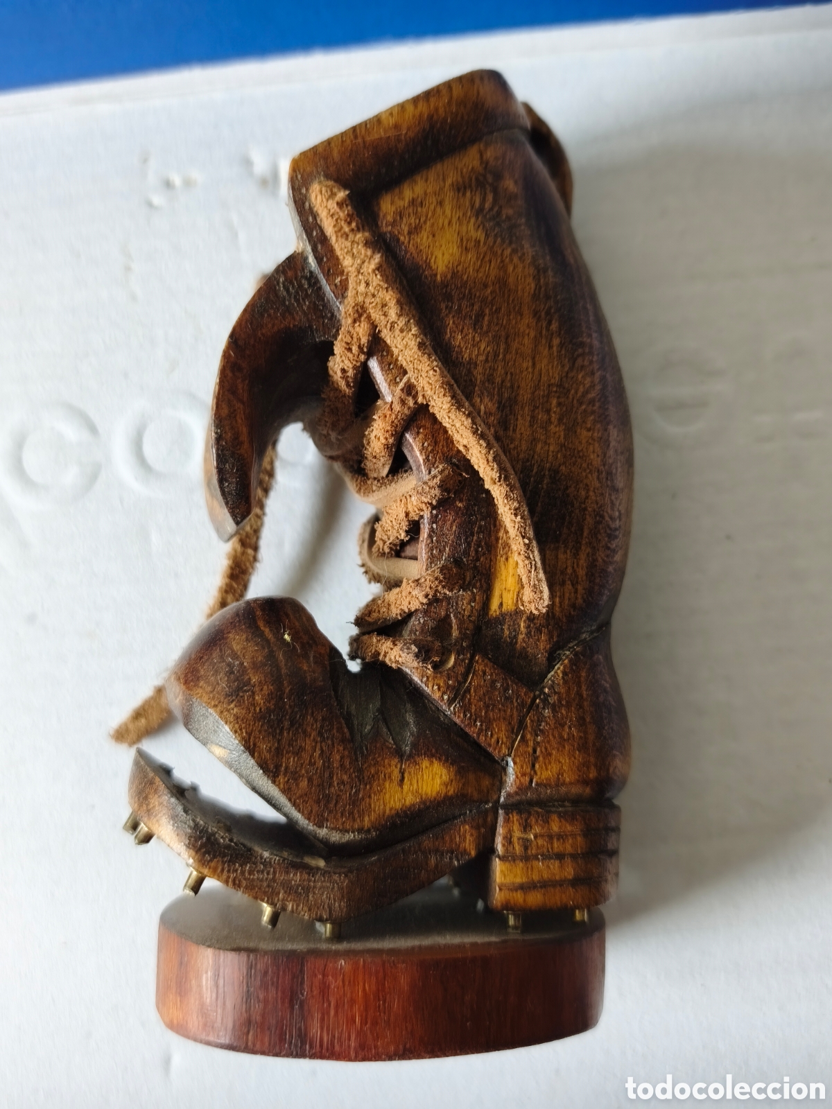 Artesan&iacute;a: Escultura Vintage de Bota Tallada en Madera - Folk Art Firmada H.R. Watson