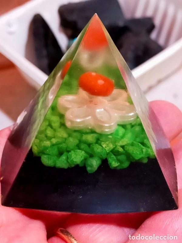 Artesan&iacute;a: Piramide di orgonite in resina con Corniola e Shungite