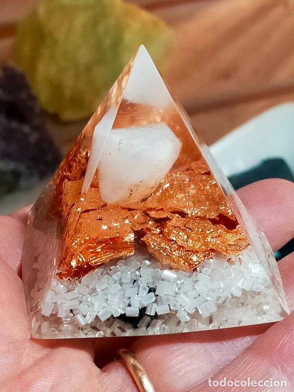Artesan&iacute;a: Piramide di orgonite in resina con Quarzo Ialino ed Ossidiana nera