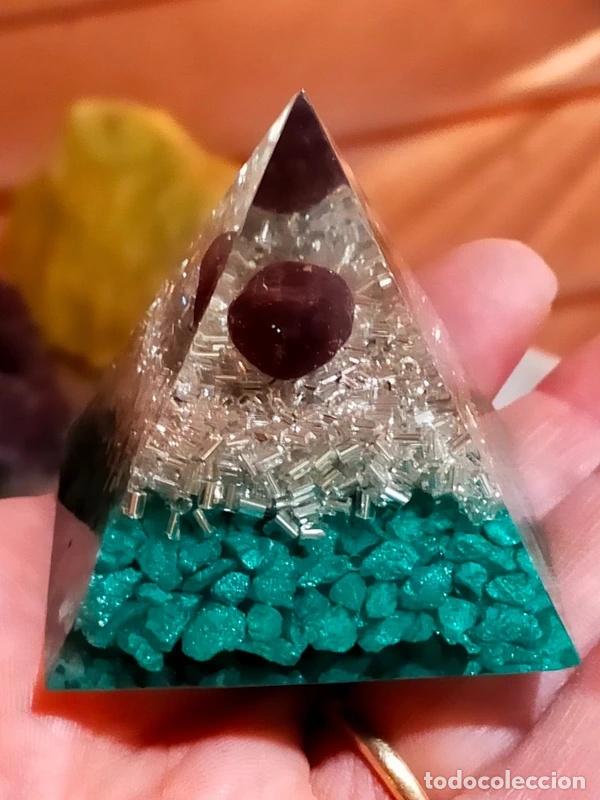 Artesan&iacute;a: Piramide di orgonite in resina con Granato e Shungite