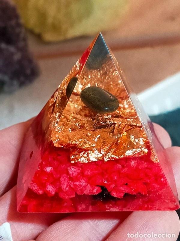 Artesan&iacute;a: Piramide di orgonite in resina con Occhio di Tigre ed Ossidiana Nera