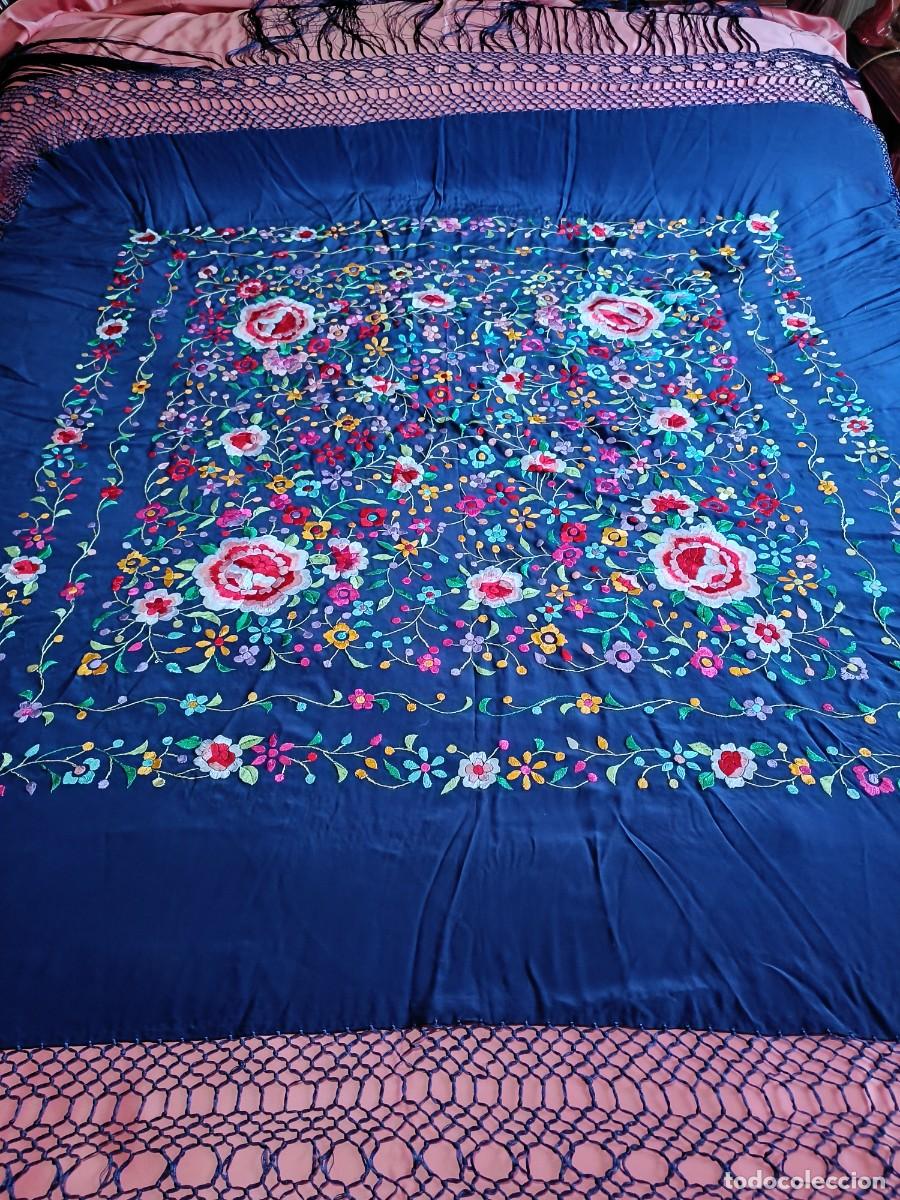 Artesan&iacute;a: Manton de seda azul , bordado y enflecado a mano.