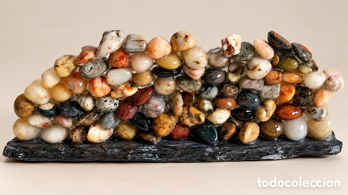 Artesan&iacute;a: Cordillera 1. Realizada con piedras del Mediterr&aacute;neo sobre una piedra de la Alpujarra.