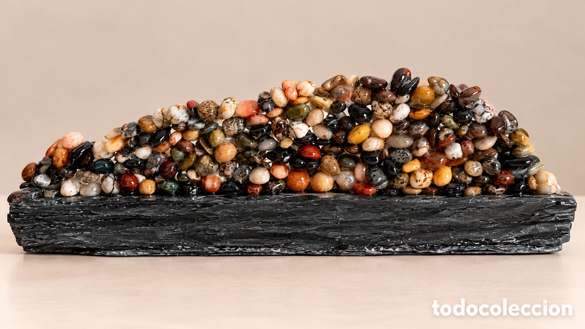 Artesan&iacute;a: Cordillera 2. Realizada con piedras del Mediterr&aacute;neo sobre una piedra de la Alpujarra.
