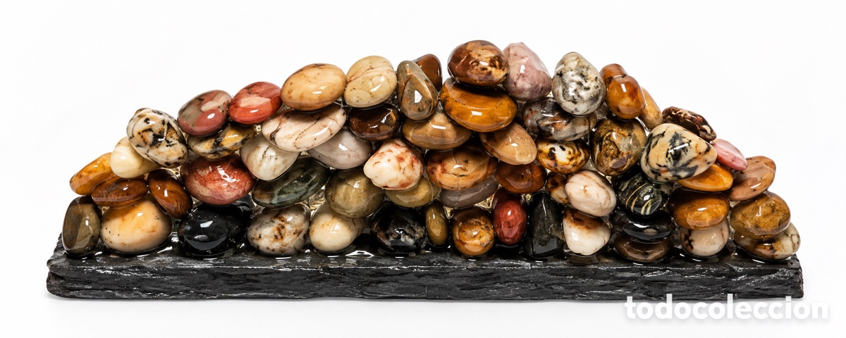 Artesan&iacute;a: Cordillera 6. Realizada con piedras del Mediterr&aacute;neo sobre una piedra de la Alpujarra.
