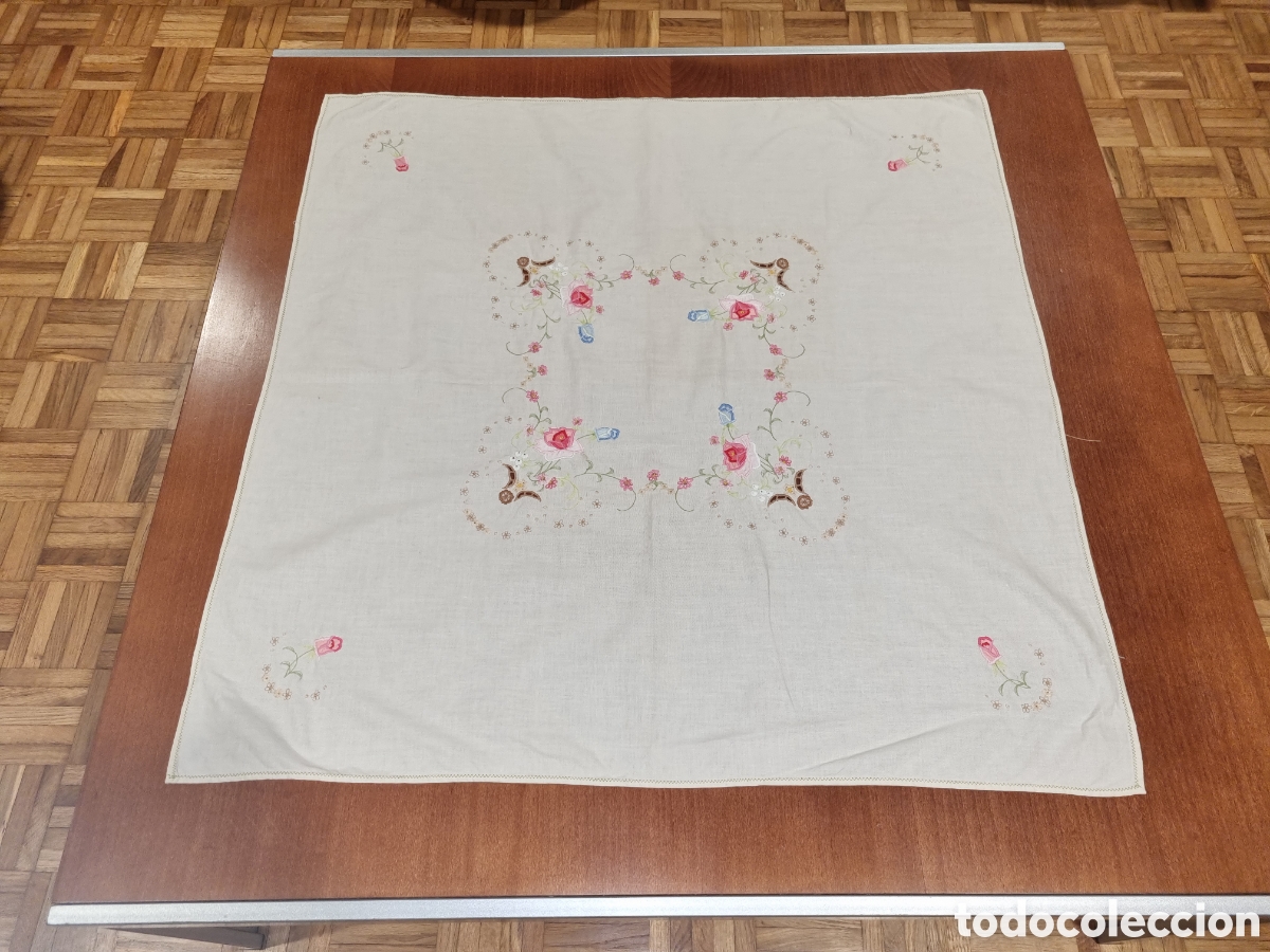Artesan&iacute;a: Mantel cuadrado de hilo, bordado a mano