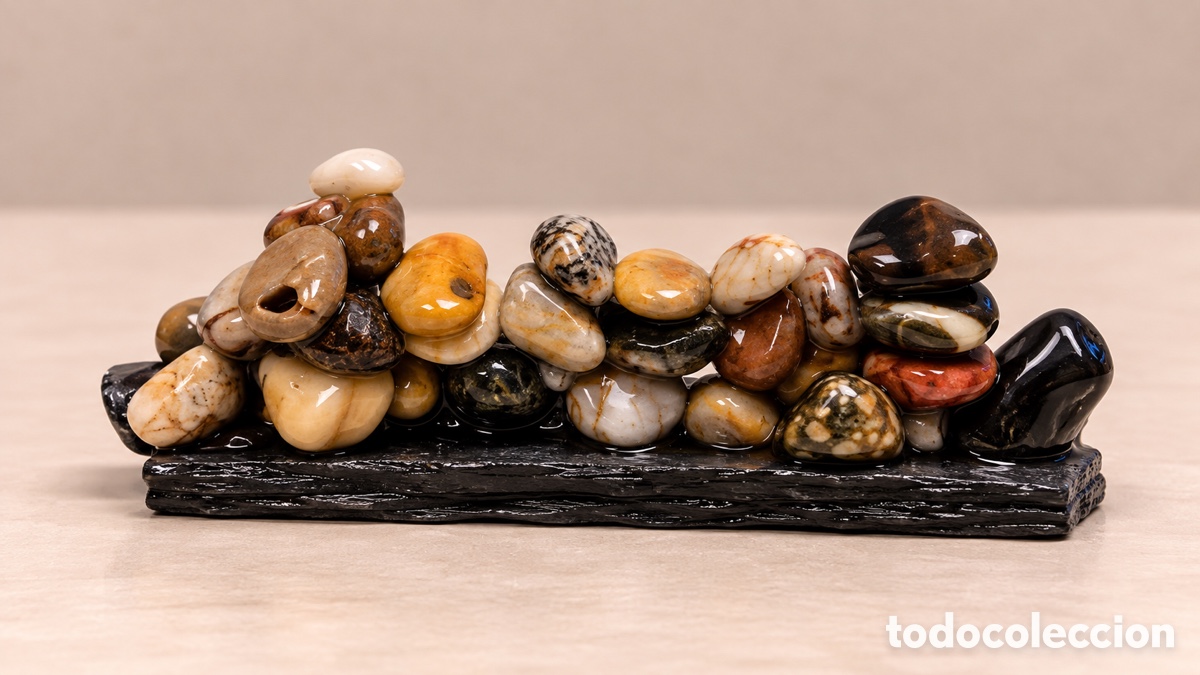 Artesan&iacute;a: Cordillera 11. Realizada con piedras del Mediterr&aacute;neo sobre una piedra de la Alpujarra.