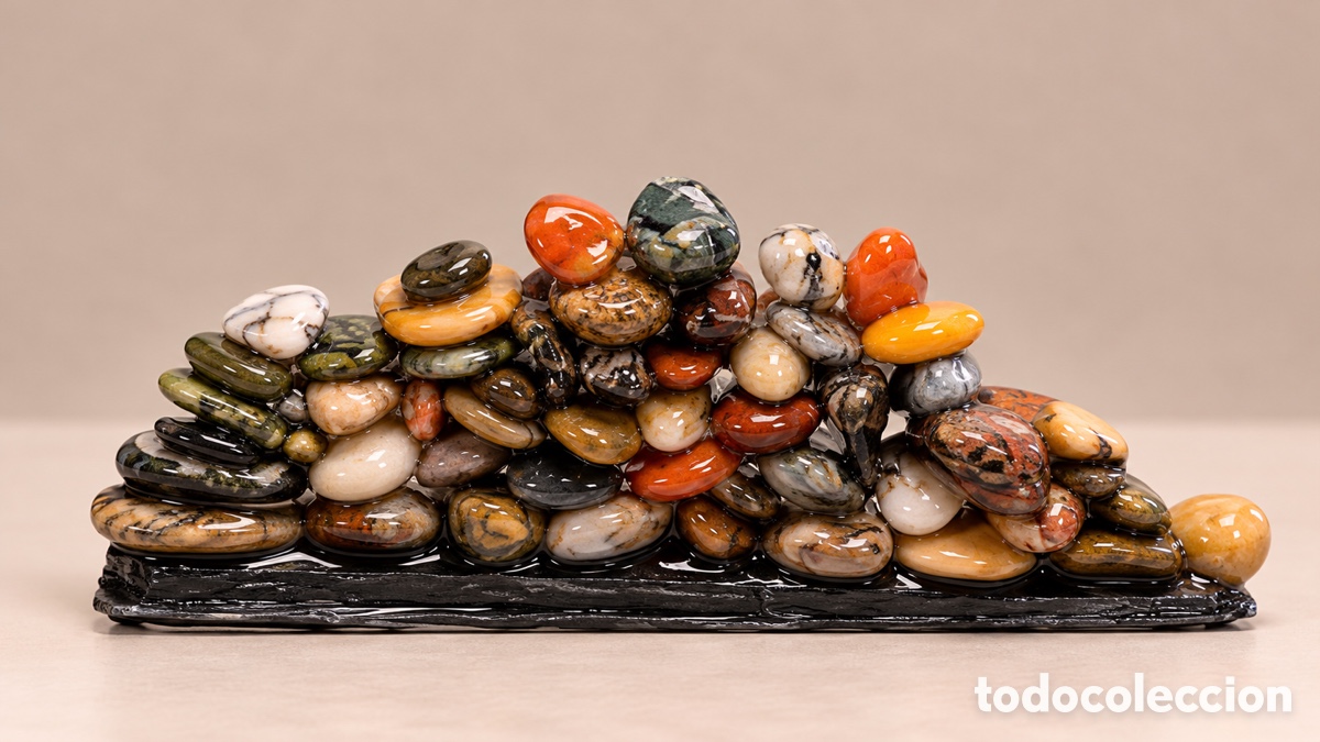 Artesan&iacute;a: Cordillera 10. Realizada con piedras del Mediterr&aacute;neo sobre una piedra de la Alpujarra.