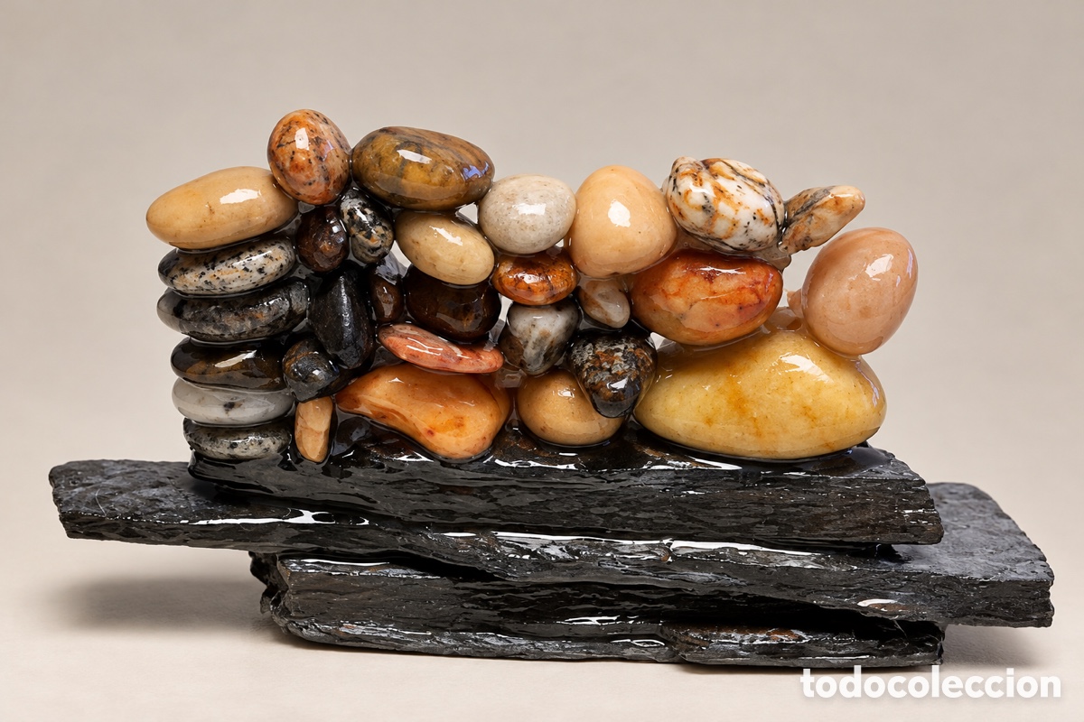 Artesan&iacute;a: Cordillera 9. Realizada con piedras del Mediterr&aacute;neo sobre una piedra de la Alpujarra.
