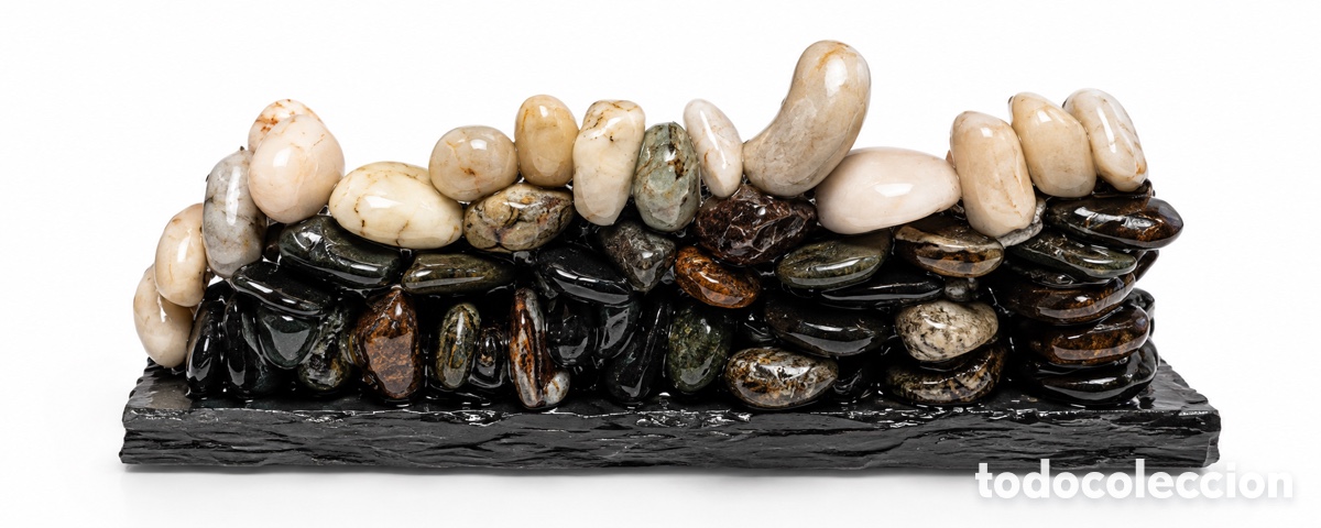 Artesan&iacute;a: Cordillera 8. Realizada con piedras del Mediterr&aacute;neo sobre una piedra de la Alpujarra.