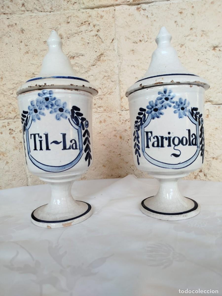 Artesan&iacute;a: Pareja de tarros antiguos de farmacia con tapa &ndash; Cer&aacute;mica esmaltada blanca y azul