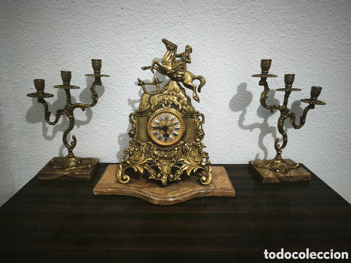 Artesan&iacute;a: Conjunto de reloj de sobremesa y candelabros de bronce y m&aacute;rmol