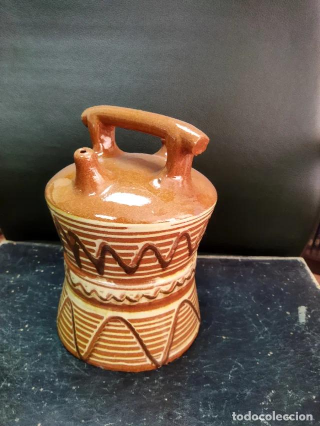Artesan&iacute;a: Botijo de cer&aacute;mica marr&oacute;n con asa