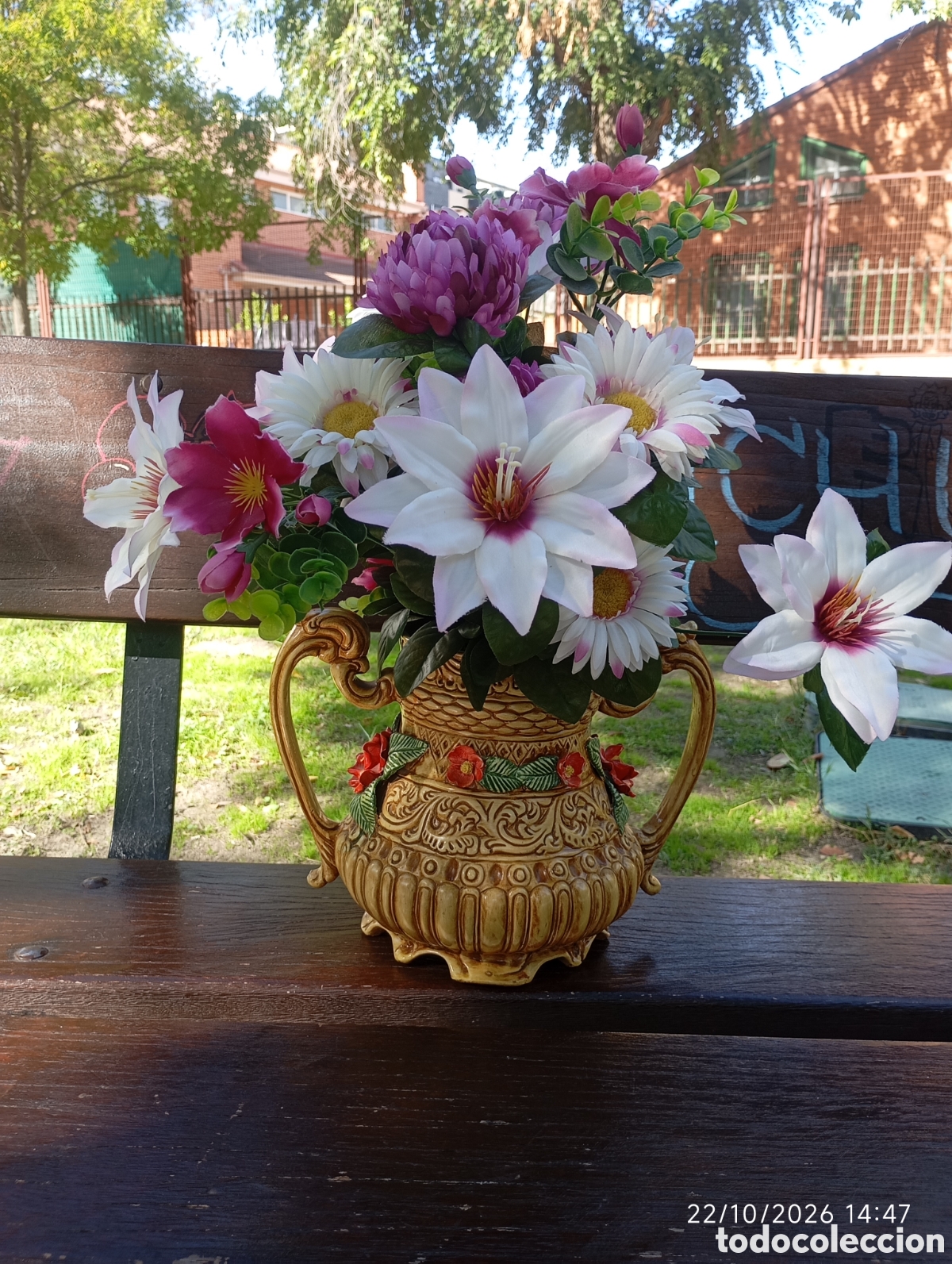 Artesan&iacute;a: Beautiful vintage ceramic vase with artificial flowers.
