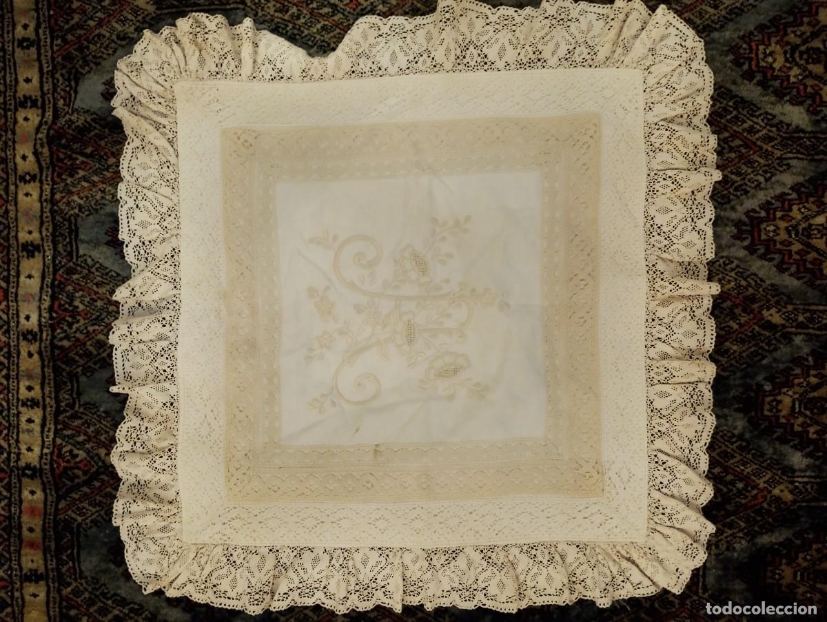 Artesan&iacute;a: Precioso cuadrante antiguo (funda coj&iacute;n) profusamente bordado en borde y reborde con A may&uacute;scula en