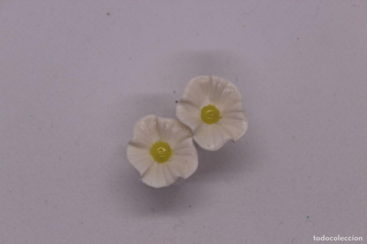 Artesan&iacute;a: Pendientes de flor blancas. - Foto 1