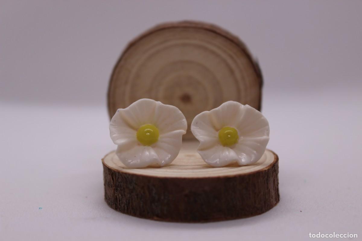 Artesan&iacute;a: Pendientes de flor blancas. - Foto 2