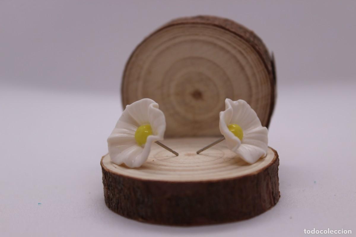 Artesan&iacute;a: Pendientes de flor blancas. - Foto 3