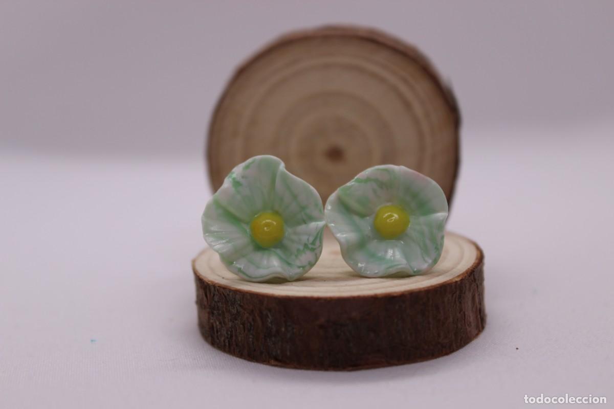 Artesan&iacute;a: Pendientes de bot&oacute;n de flor verde menta. - Foto 1