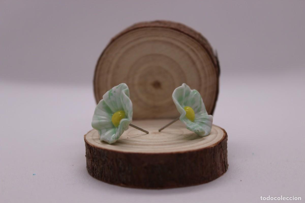 Artesan&iacute;a: Pendientes de bot&oacute;n de flor verde menta. - Foto 3